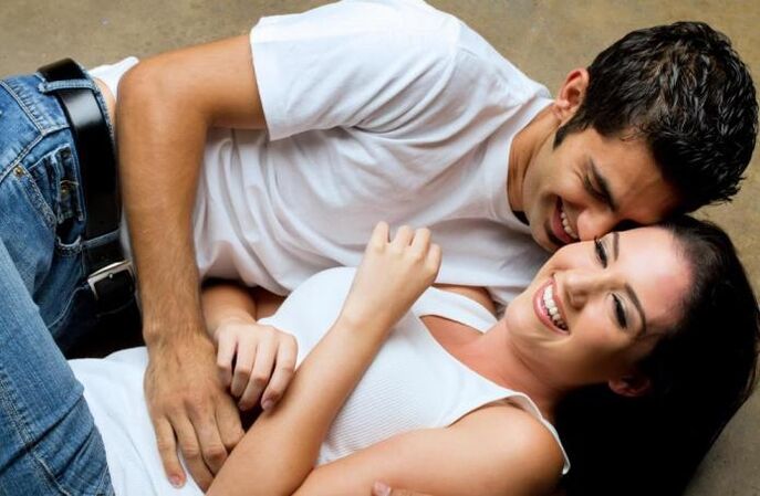 Տղամարդը հուզվում է՝ դիպչելով աղջկան